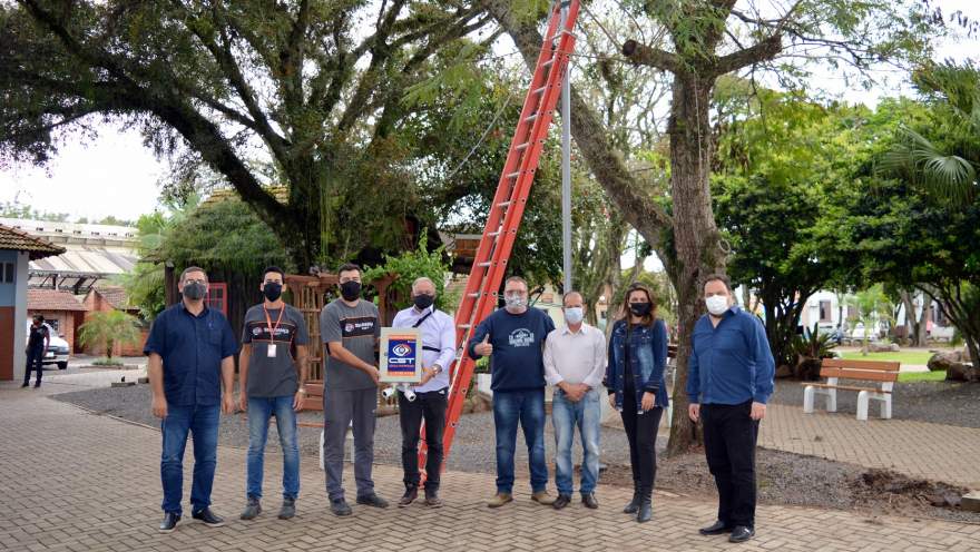 Prefeito Rim, ao lado de secretários municipais e servidores, com representantes da empresa CST