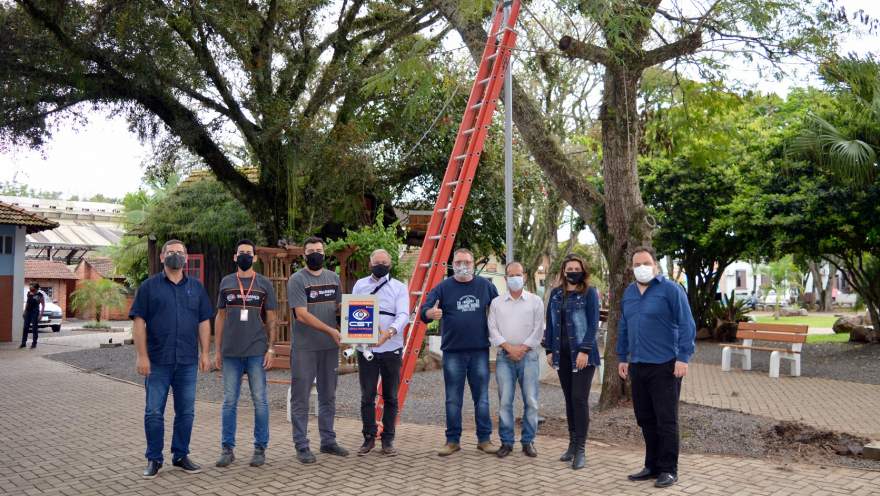 Prefeito Rim, ao lado de secretários municipais e servidores, com representantes da empresa CST