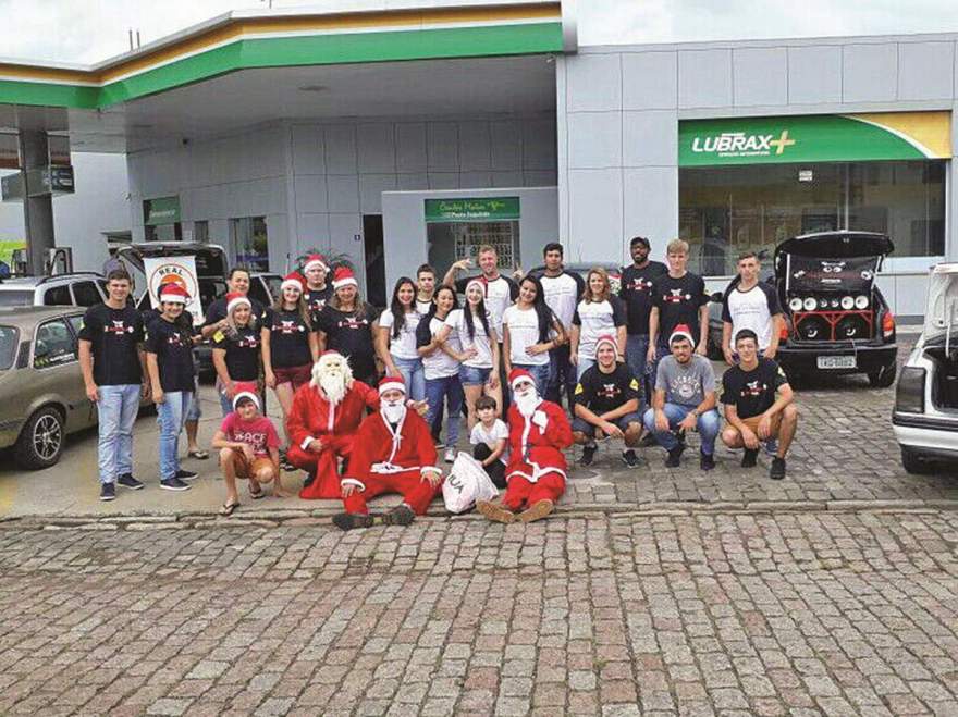 Integrantes das equipes Corta Giro e Alucinados com o Papai Noel: ação solidária