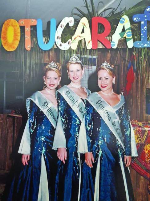 A Rainha Aline Aggens, entre as Princesas Martina Gehres de Barros e Caroline F. da Costa
