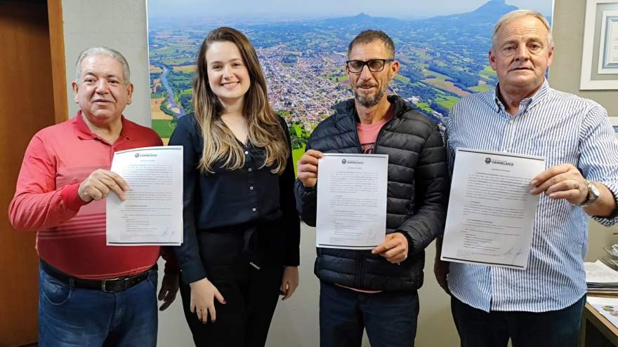 O prefeito Rim, o presidente do Rotary, Rui Flores, o vereador, Leandro Kuhn e a assessora da Procuradoria, Dgiulia Marion estiveram presentes no ato