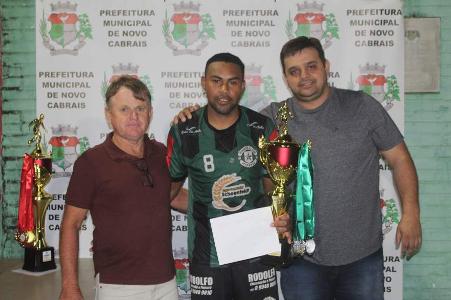 Éder, capitão do Ipiranga, recebe o troféu de vice-campeão