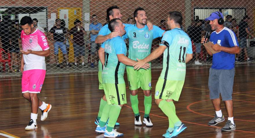 Assim que terminou a partida, jogadores do Inova começaram a comemorar o título