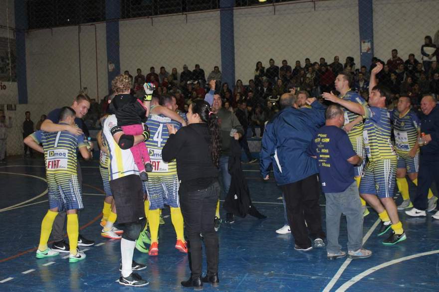 O início da festa do título do Marvados na livre