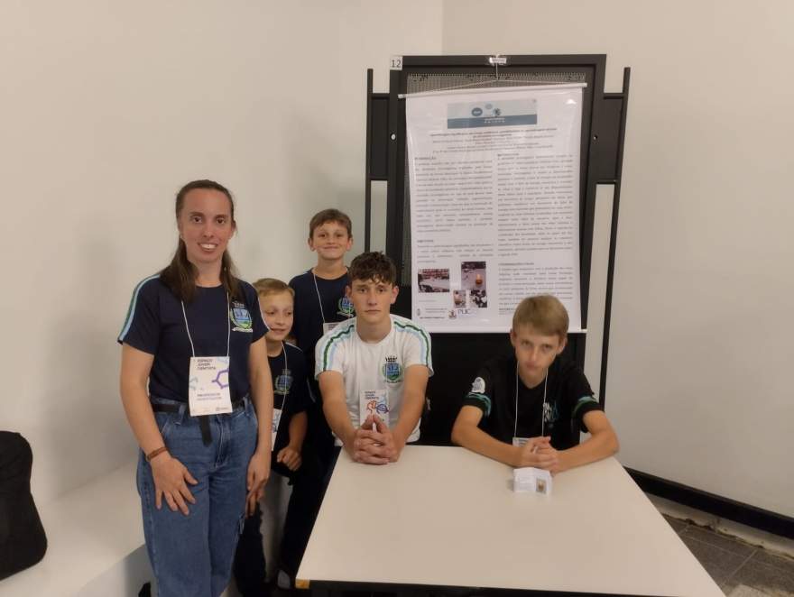 A professora Cássia Goularte com o grupo que explorou as velas aromáticas infinitas (Foto: Divulgação)