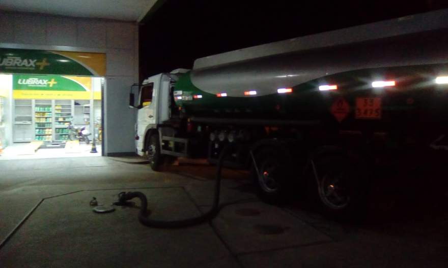 Caminhões-tanque reabasteceram postos para normalizar os serviços de combustíveis nesta quinta - Crédito: Divulgação / Folha