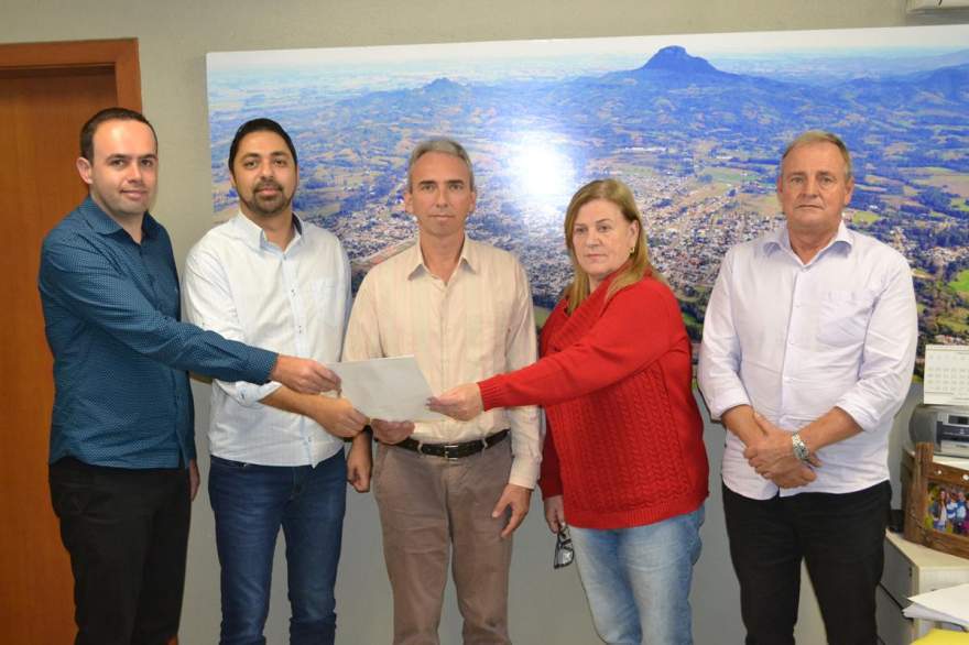 Vereador Jorge Willian Feistler, Deputado Estadual Marcelo Moraes, Prefeito Paulo Butzge, vereadora Lurdes Ellwanger e vice-prefeito Nestor Ellwanger 