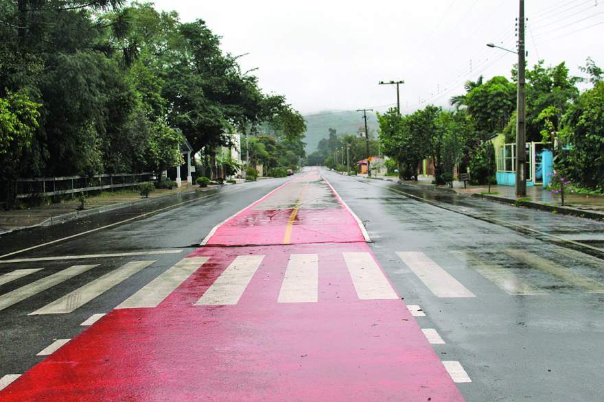 A grande transformação na paisagem trazida pela pavimentação da Rua Intendente Albino Lenz foi ofuscada pela cobrança da polêmica taxa 