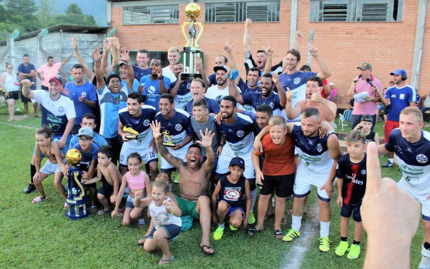 Equipe do Ewaldo Prass com o troféu de campeão da categoria A