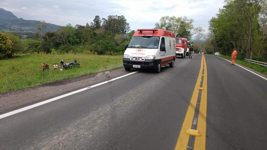 Veículo colidiu em mureta e atravessou a rodovia