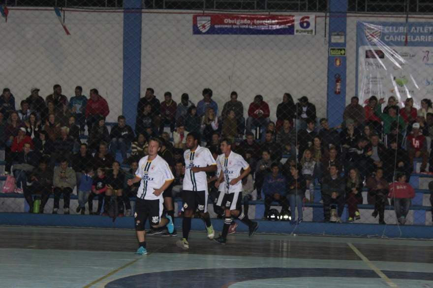 Jogadores do Real/Posto Potrich comemoram o gol de empate