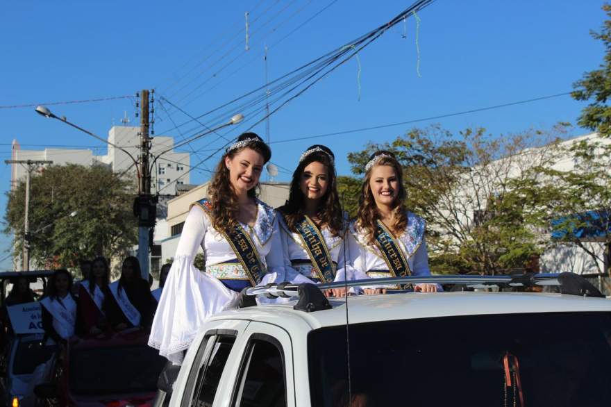 As soberanas de Candelária: a rainha Isabela e as princesas Jéssica e Monique