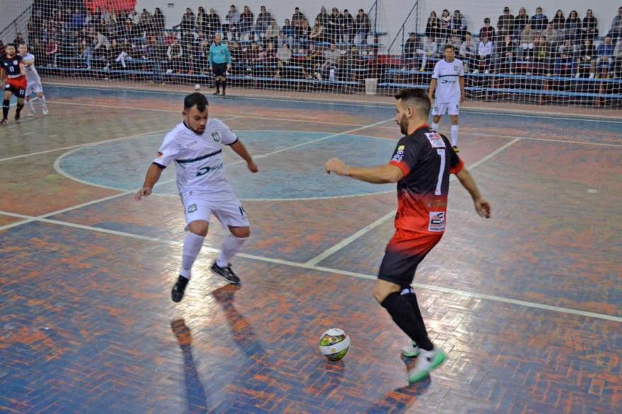 Cris (D) marcou dois gols na vitória da ACBF por 6 a 2