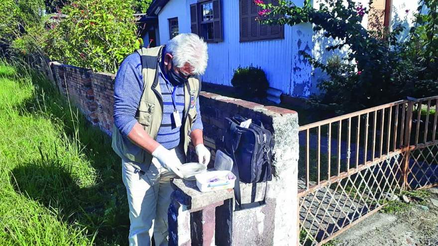 Agentes de Combate às Endemias fazem visitas domiciliares para coleta de material e para orientar a população 