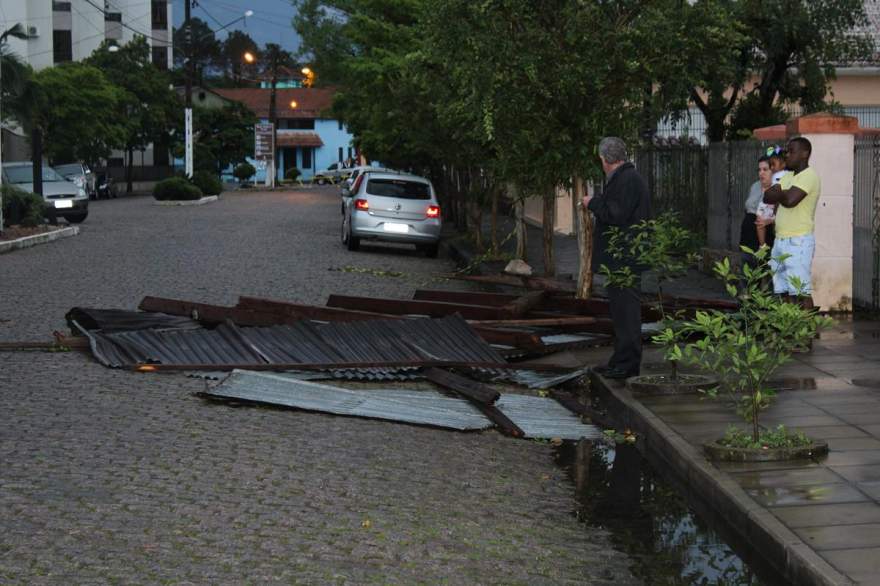 Pedaços do telhado foram arremessados para o outro lado da rua