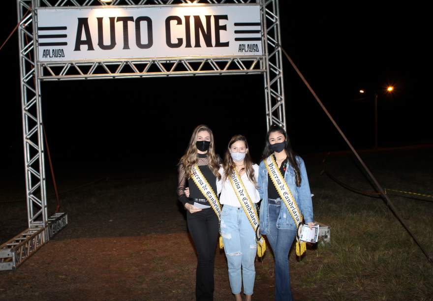 As soberanas do município ajudaram na recepção do evento, na entrada do estacionamento do parque