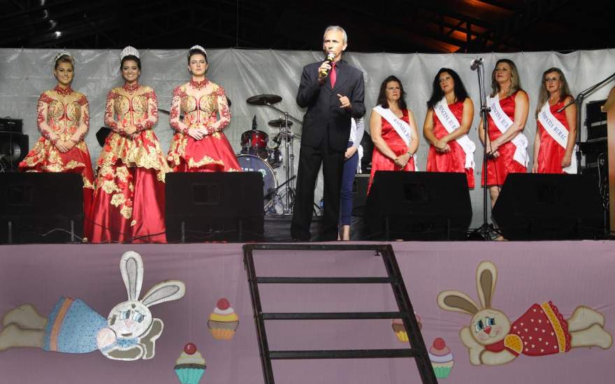 Prefeito Paulo Butzge abriu a Chococande ao lado das soberanas e da corte da Mulher Rural