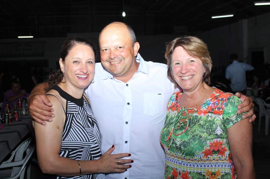 O presidente do Minuano, Márcio Soares com a esposa Jussi, e a diretora da Escola Percílio, Deisi Carvalho