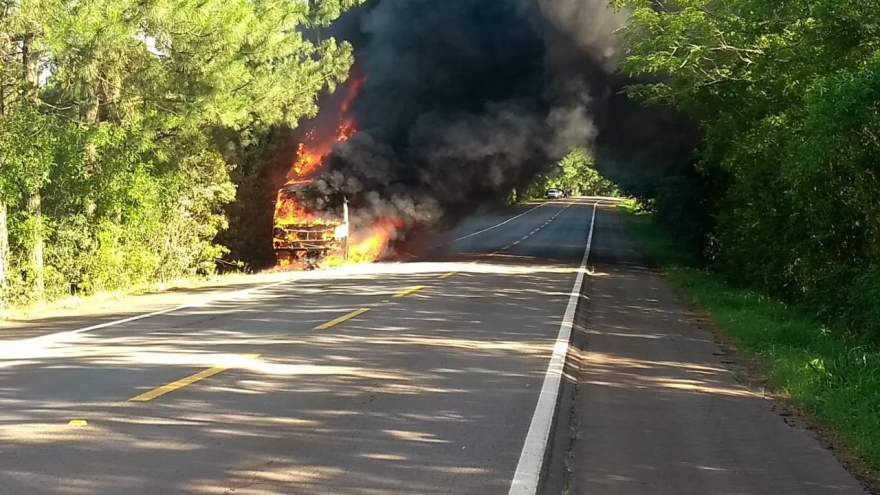 Coletivo ficou completamente destruído pelas chamas 