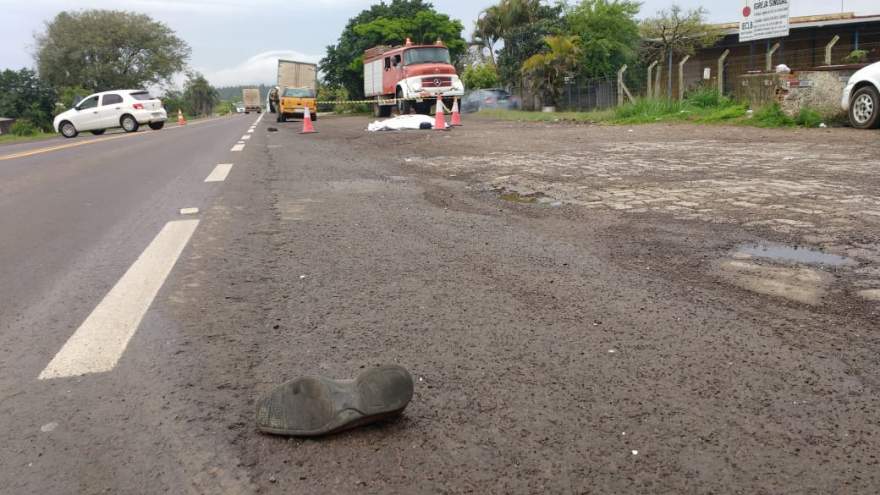 Sapato da vítima foi encontrado nas margens da rodovia - fotos: Arzélio Strassburger - Corpo de Bombeiros Voluntários de Candelária