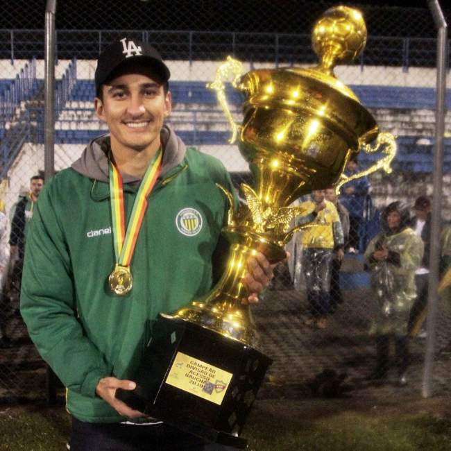 Carlos Schneider com o troféu da Divisão de Acesso conquistado pelo Ypiranga, de Erechim