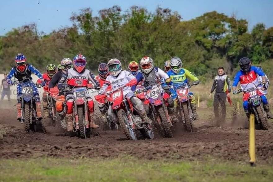 Barulho dos motores marca retorno do velocross ao município após pandemia.