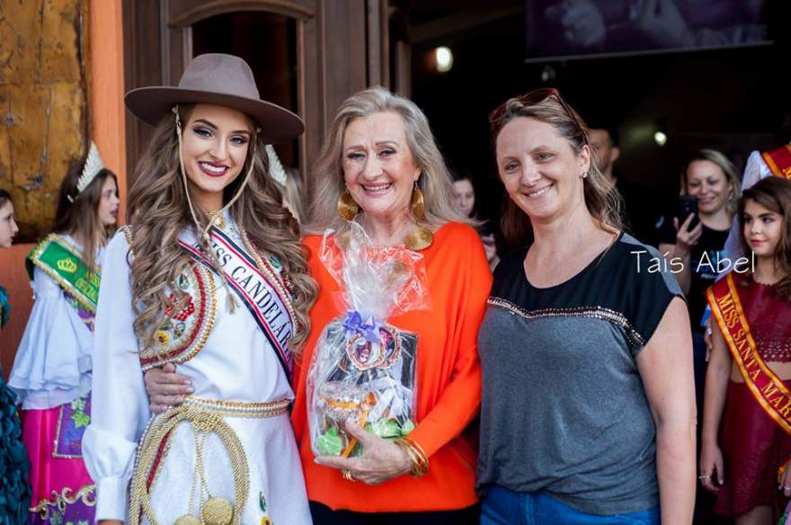 Emanuela com a realizadora do concurso, Geny Raio, e a mãe Janise