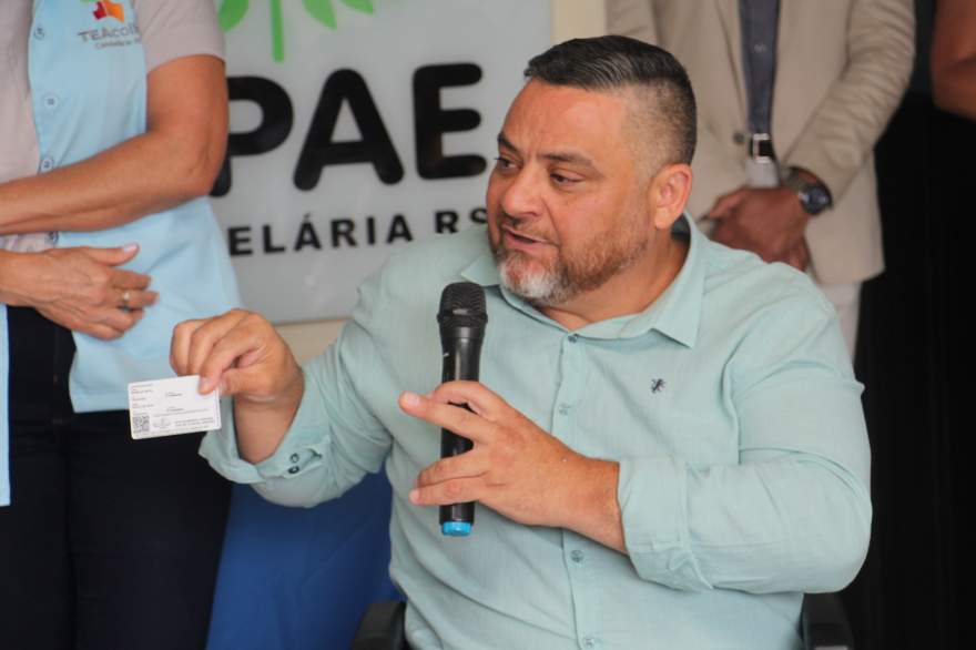 Marquinho Lang mostra a carteirinha para pessoas com TEA