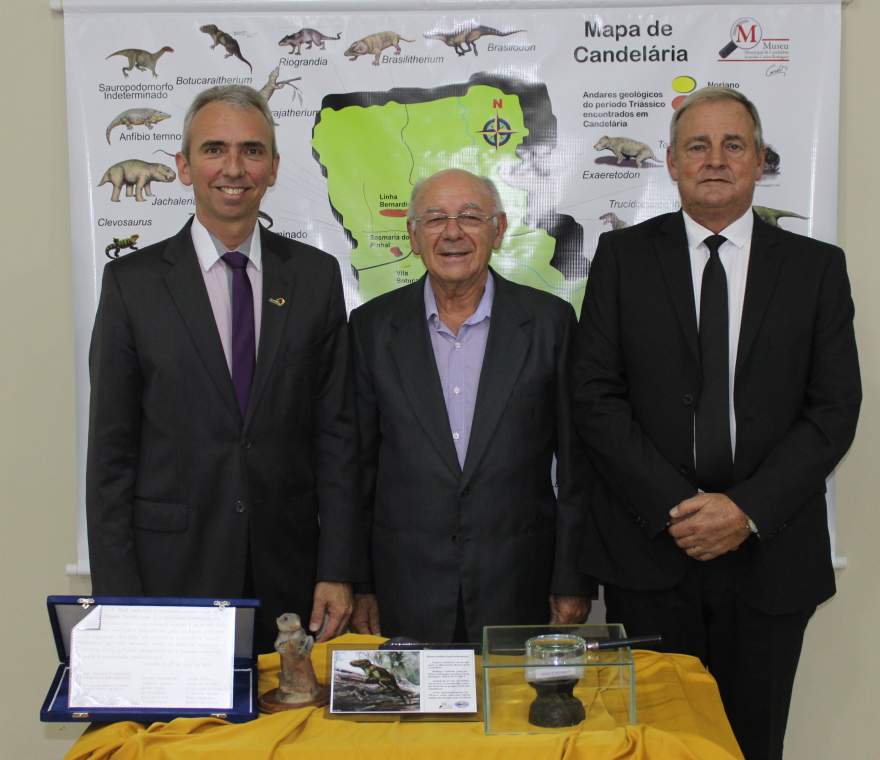 O homenageado com o prefeito Paulo Butzge e o vice Nestor Ellwanger