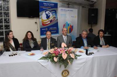 A composição da mesa dos trabalhos da sessão solene