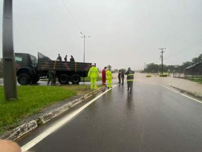 Com auxílio do Exército equipes iniciam resgates no interior de Candelária
