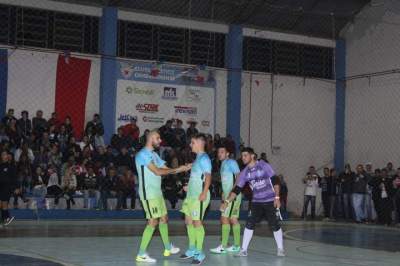 A comemoração do gol de empate do Inova, anotado por Panta