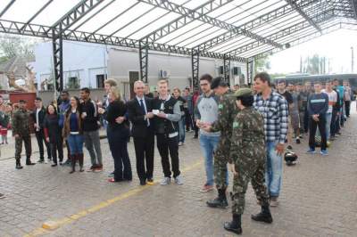 Jovens dispensados do serviço militar realizam juramento à Bandeira