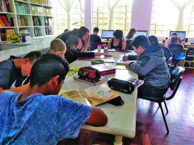 Estudantes do 8º ano trabalhando em seu projeto