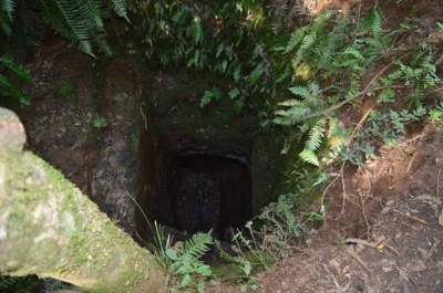 O poço onde fiéis depositam moedas foi escavado