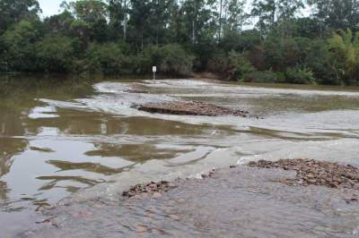 Chuva rompe taipa no rio e alivia a estiagem