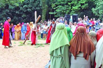 Romaria ao cerro e encenação da Paixão e Morte de Cristo marcam a Sexta-feira Santa