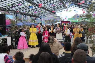 Grupo de danças do Colégio Medianeira