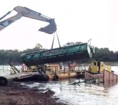 Acidente de balsa leva caminhão para o fundo do rio Jacuí 