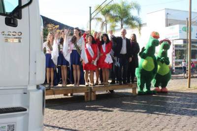 Desfile temático e de veículos homenageia colonos e motoristas