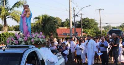 Procissão em homenagem a Nossa Senhora da Candelária reuniu fiéis na Igreja Matriz - Fotos: Tiago Mairo Garcia - Folha