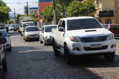 Cerca de 100 veículos participam de carreata pela reabertura do comércio