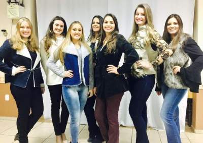 As candidatas no jantar de apresentação. Novo trio de soberanas será escolhido em baile no dia 8 de julho
