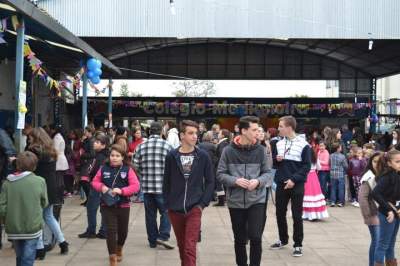 Festividade é realizada no pátio do Medianeira
