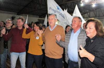 Prefeito Nestor Ellwanger (à direita) e vice-prefeito Cristiano Becker (à esquerda) estiveram no ato político