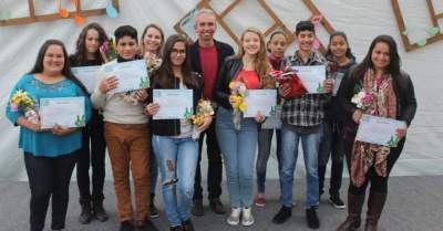 Prefeito Paulo Butzge e Fabiana Faber com os participantes da categoria infanto-juvenil