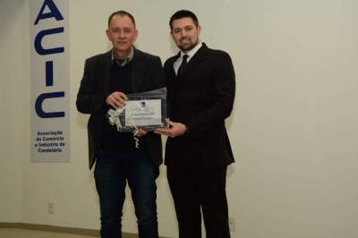 Acic homenageia associados em jantar com palestra do mágico Jardel Beck