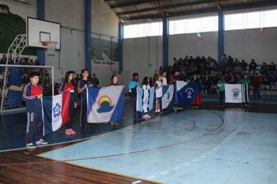 Alunos carregaram as bandeiras das escolas participantes