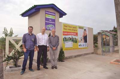 Rodrigo Kottwitz, Luís Fernando Müller e o prefeito Paulo Butzge comemoram o novo empreendimento