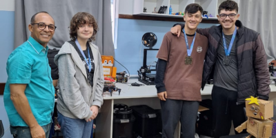 Estudantes do Guia Lopes recebem medalhas da Maratona Tech 